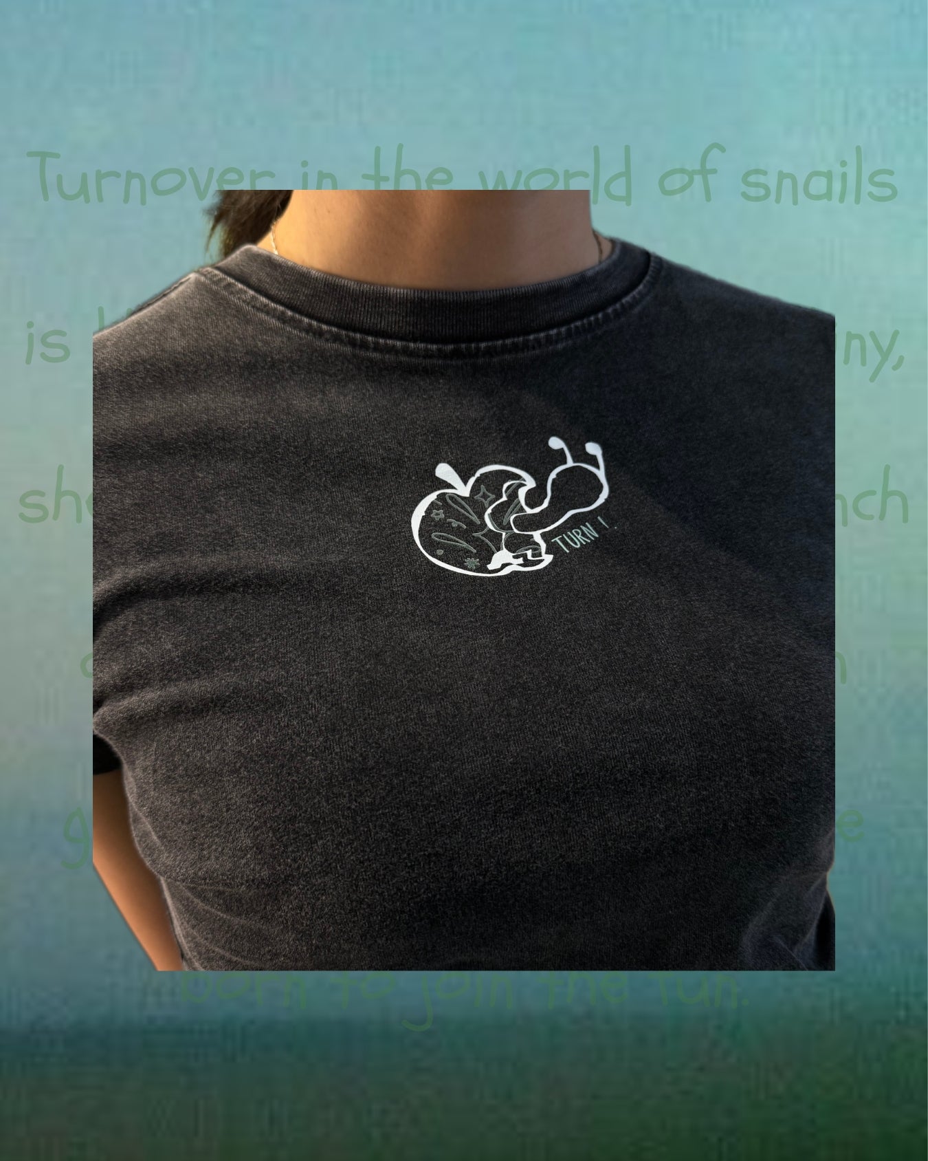 TURNOVER 2025SS LumoSnail TEE
“25SSWT10 蝸光TEE