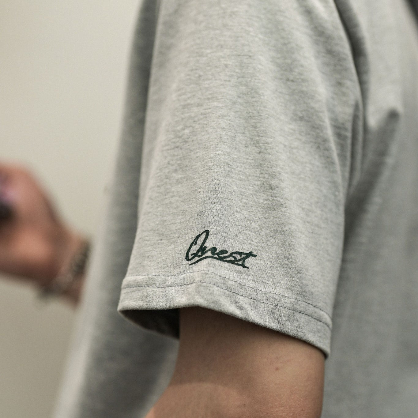 【QUEST】雕花 LOGO TEE 短T
