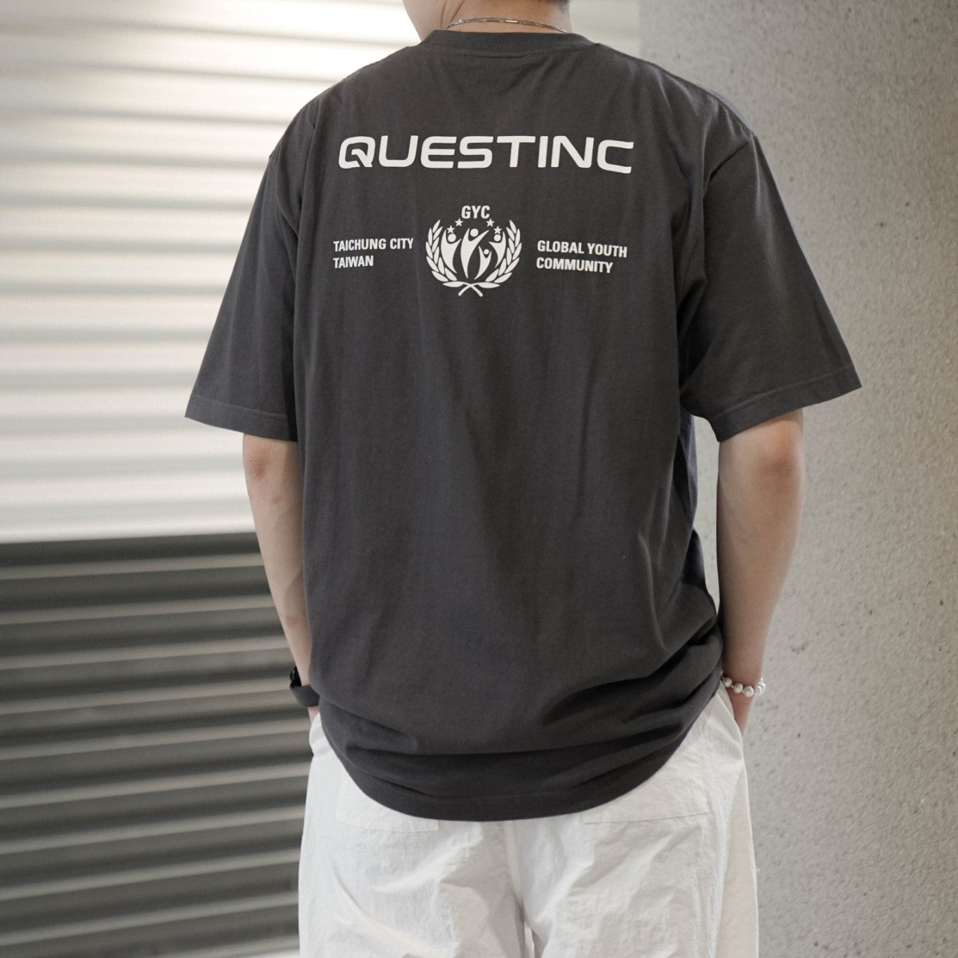 【QUEST】QUEST G.Y.C. TEE 圖案 短袖 上衣 短踢 四色