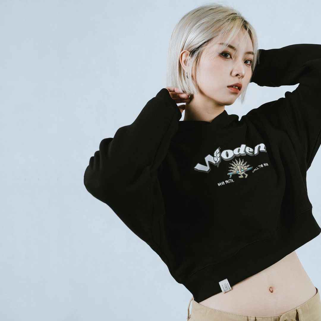 WODEN 2023-24 AUTUMN & WINTER SUN LOGO CROPPED HOODIE