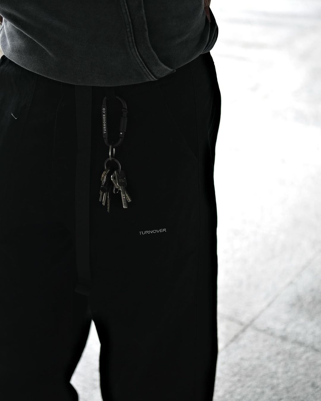 TURNOVER CARABINER