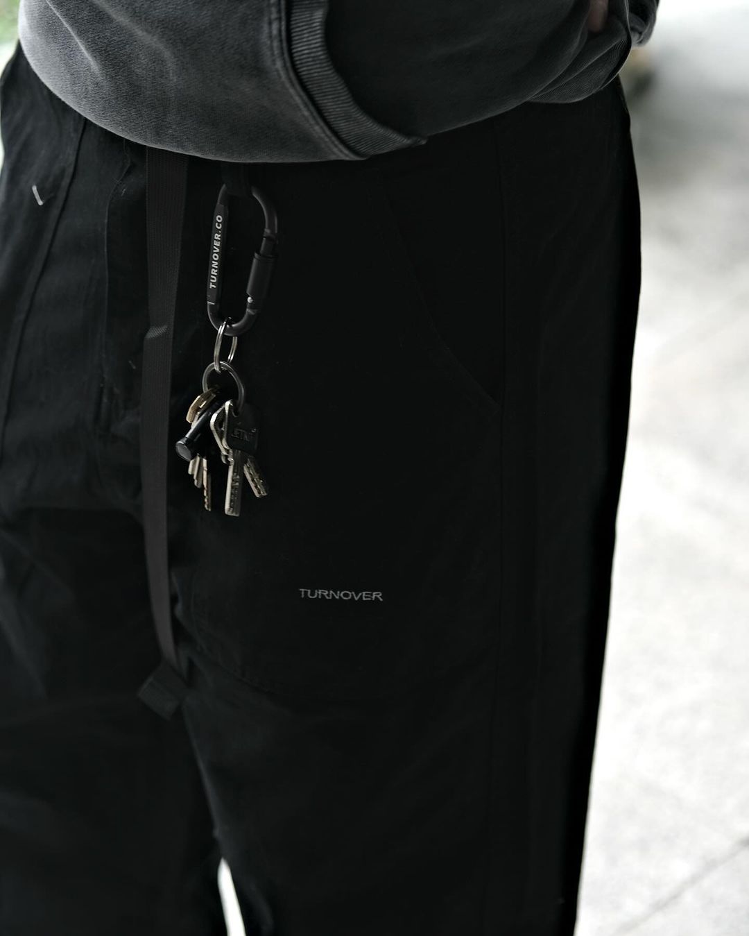 TURNOVER CARABINER