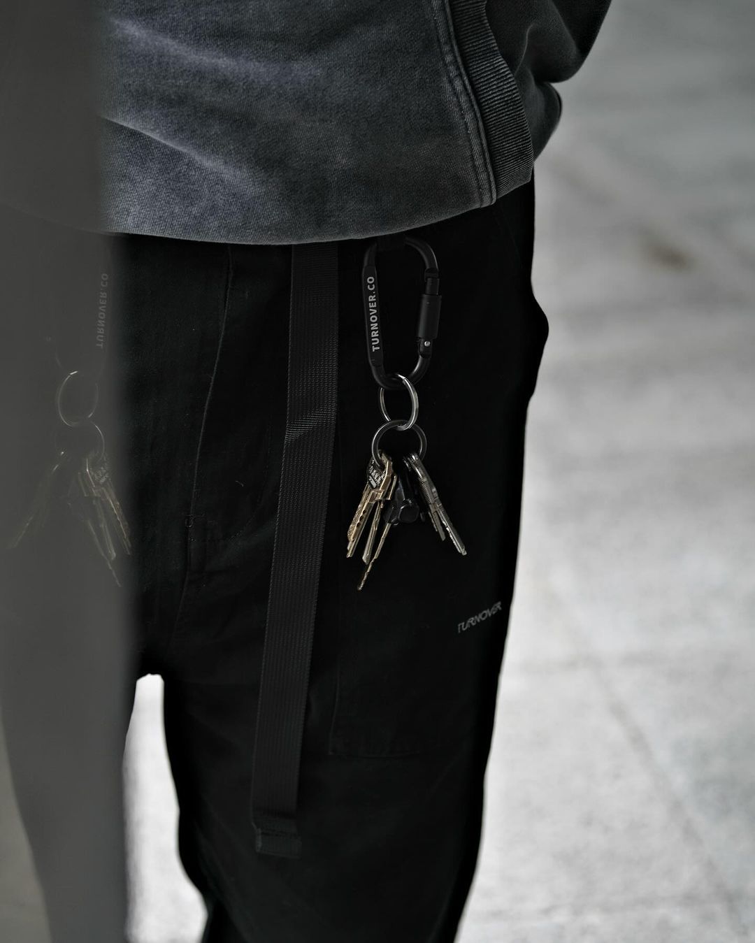 TURNOVER CARABINER