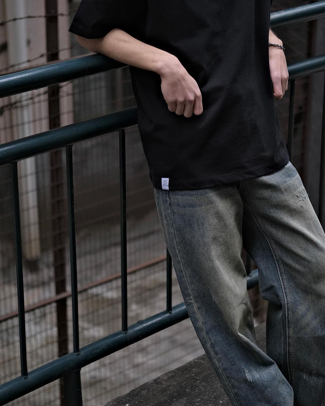 TURNOVER WASHED BAGGY JEANS