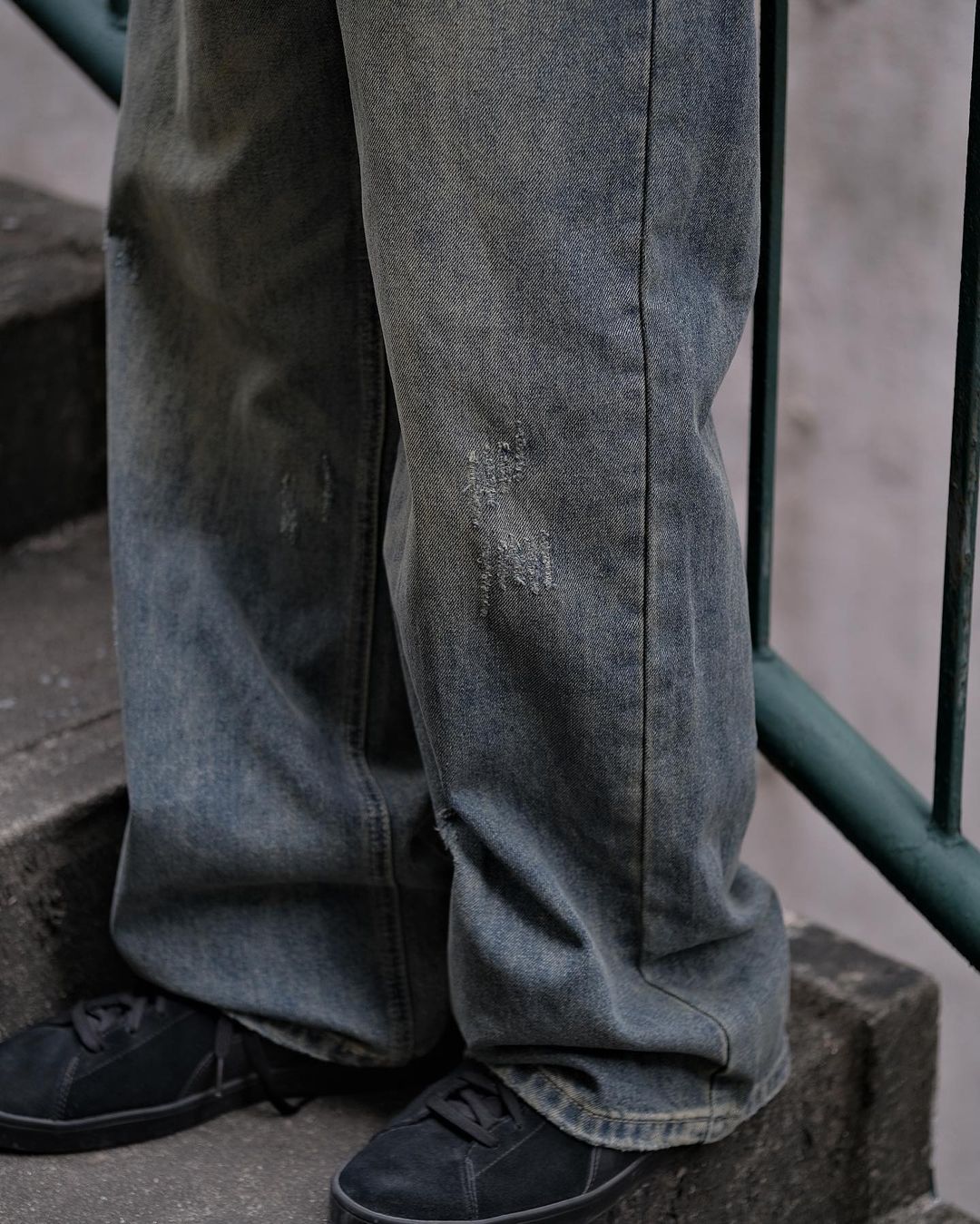 TURNOVER WASHED BAGGY JEANS