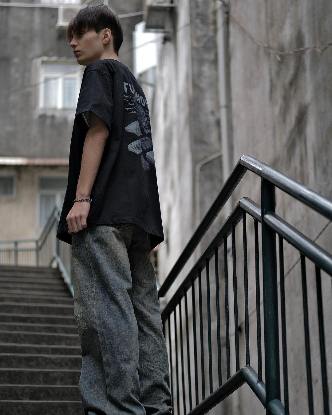 TURNOVER WASHED BAGGY JEANS