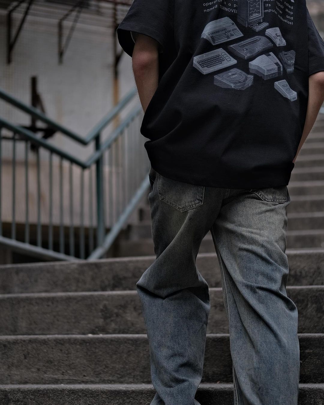 TURNOVER WASHED BAGGY JEANS