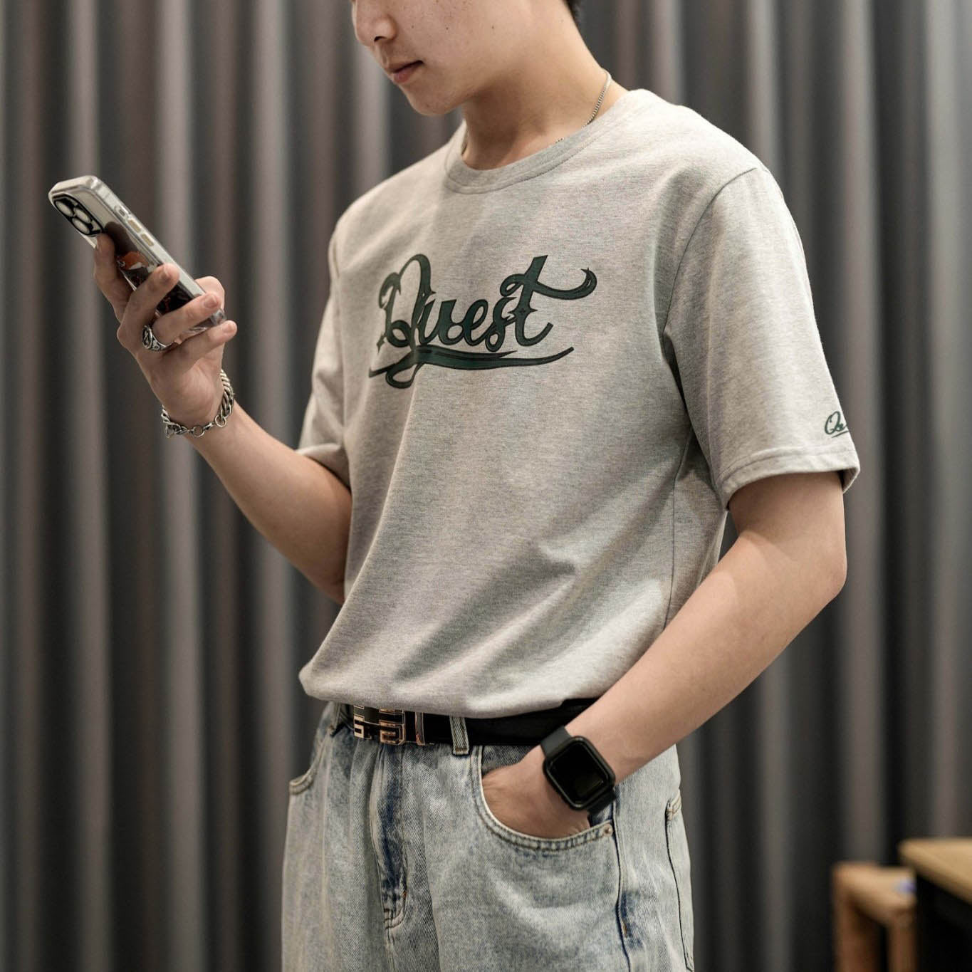 【QUEST】雕花 LOGO TEE 短T