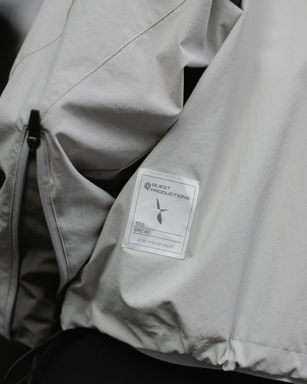 QUEST PIPING TRACK JKT 拼接抽繩機能外套