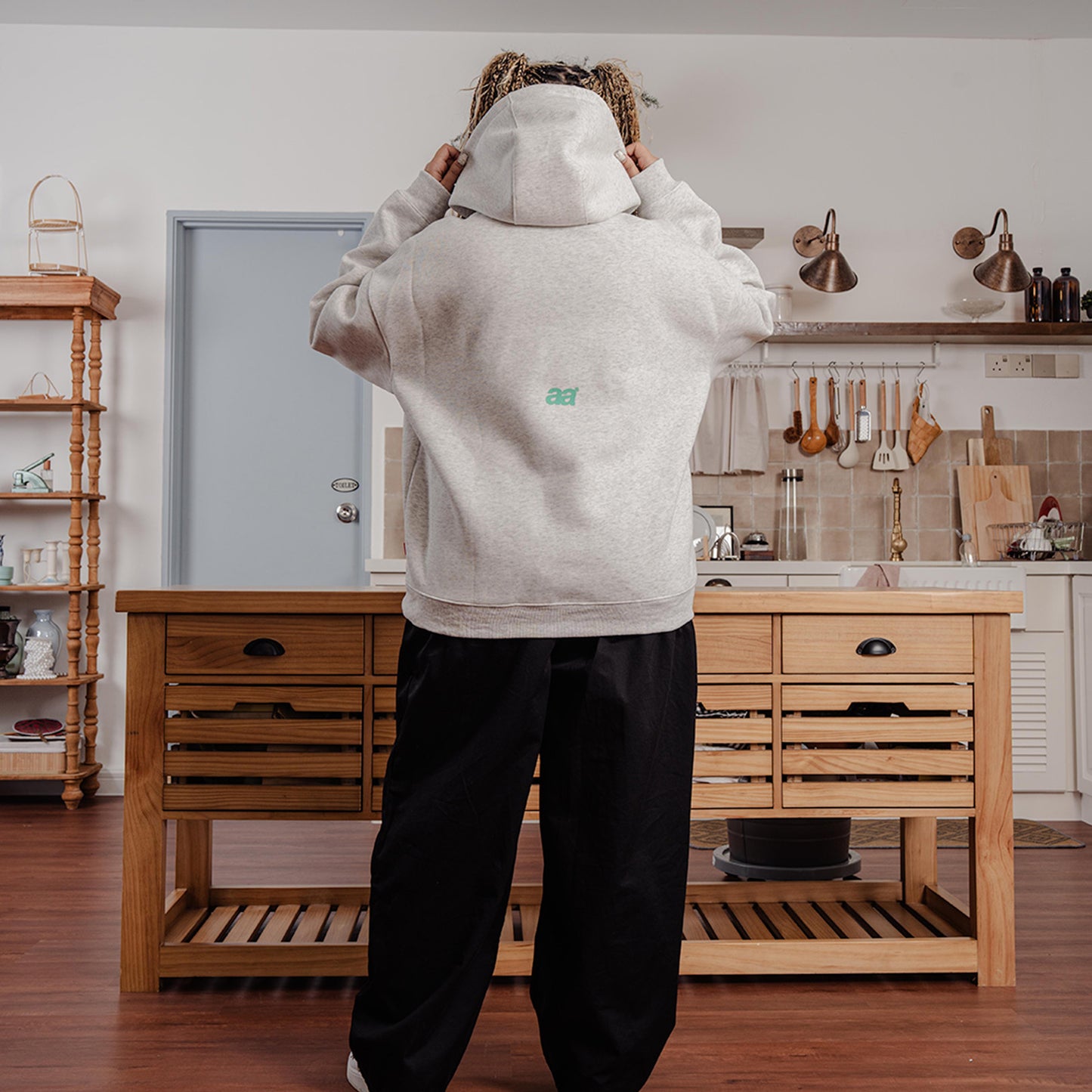 A.A Greaat Hoodie Classic Grey
Soft, balanced, and quietly refined — a go-to color that adds calm elegance to everyday styling.