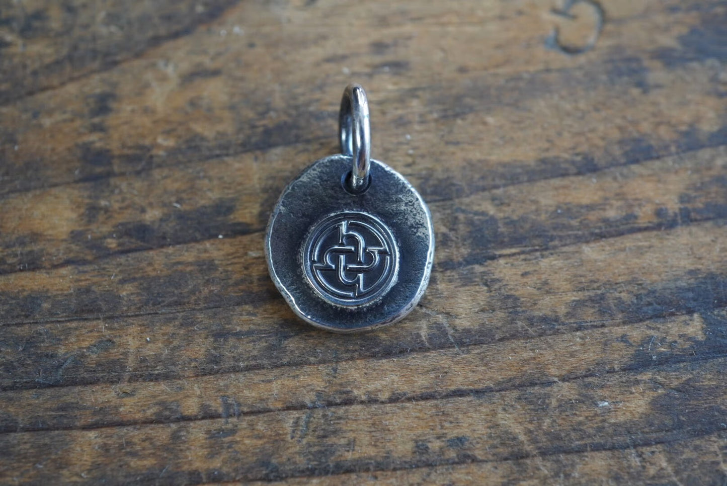Hcircle logo metal