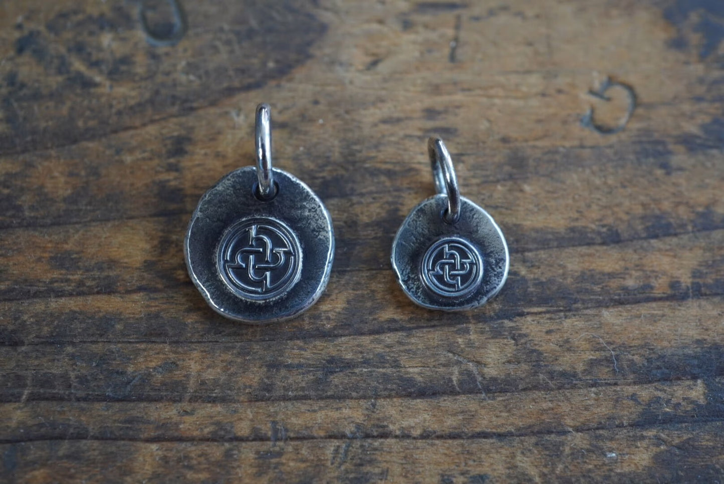 Hcircle logo metal